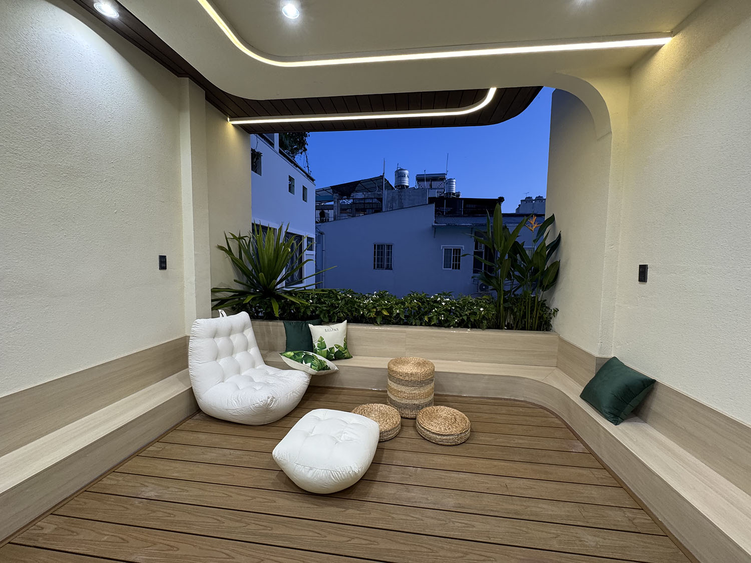 Tuyệt phẩm nhà phố 2 lầu (3,9m nở hậu 5,5m x 11m) full nội thất cao cấp khu VIP Thích Quảng Đức